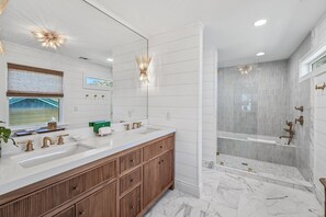 Combined shower/tub, jetted tub, hair dryer, towels