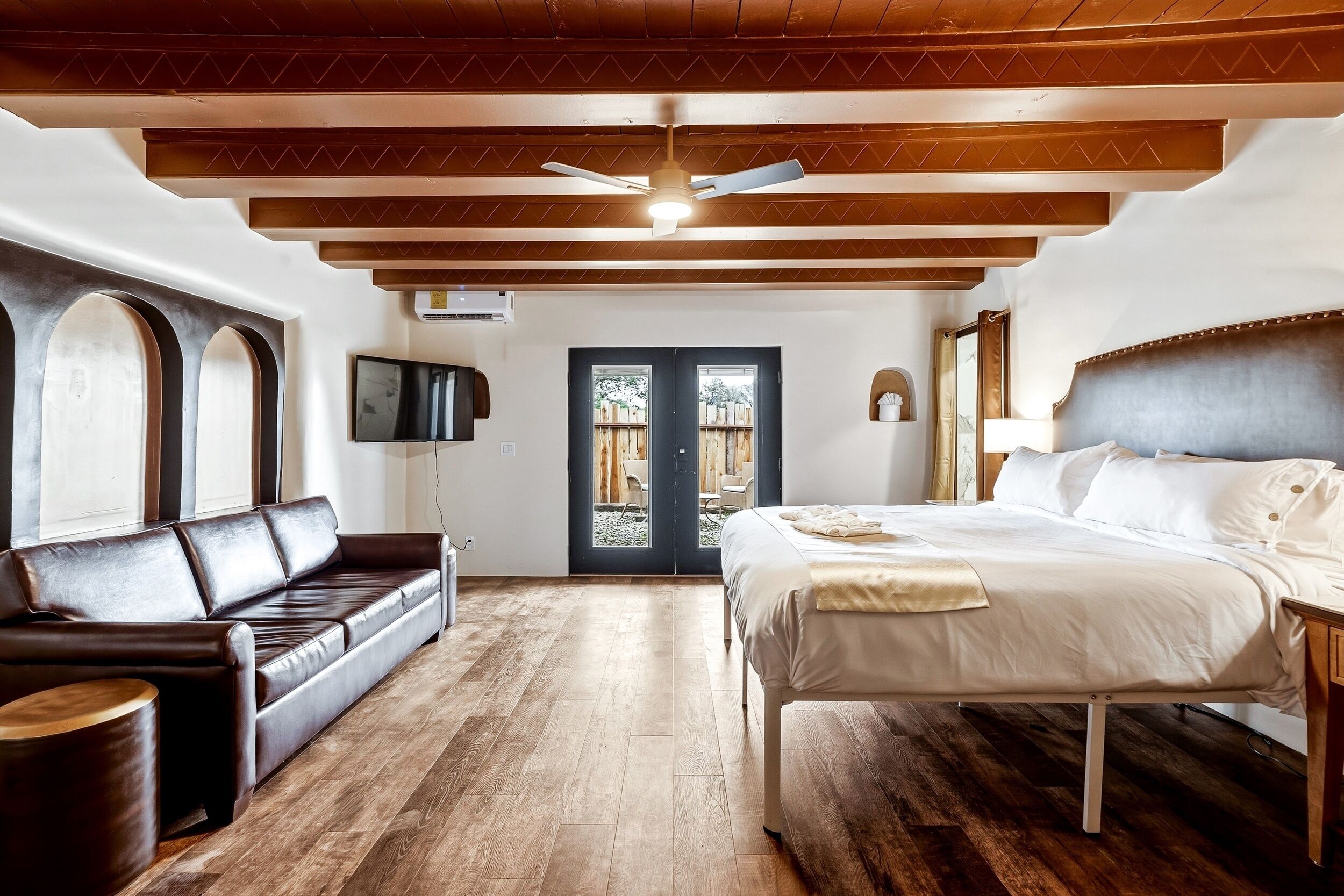 Deluxe Studio Suite, Non Smoking, Pets allowed | Living area