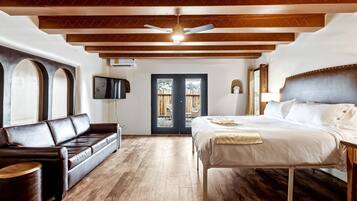 Deluxe Studio Suite, Non Smoking, Pets allowed | Living area
