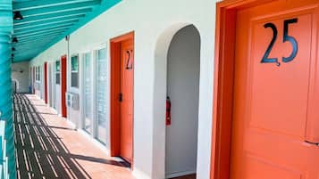Habitación urbana | Caja de seguridad en la habitación, wifi gratis y ropa de cama