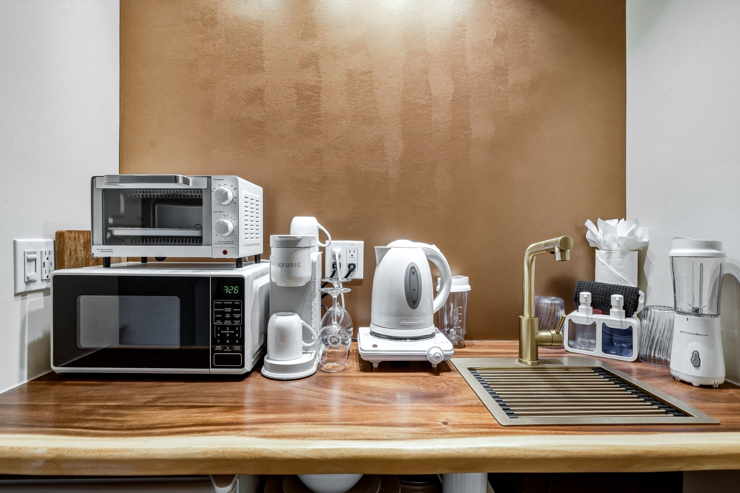 Deluxe Room, 1 King Bed | Private kitchen