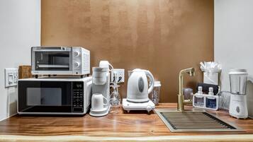 Deluxe Room, 1 King Bed | Private kitchen