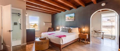 Habitación romántica | Caja de seguridad en la habitación, wifi gratis y ropa de cama