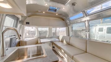 Airstream 25' | Caja fuerte, wifi gratis, ropa de cama