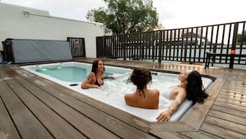 Exercise/lap pool