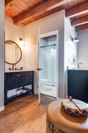 Habitació romàntica | Bany | Dutxa i tovalloles 