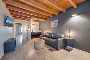 Taos Suite | Cofres nos quartos, Wi-Fi de cortesia, roupa de cama