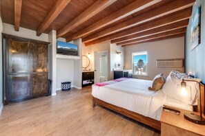Chambre romantique | 1 chambre, coffre-fort, accès au Wi-Fi (inclus), literie fournie