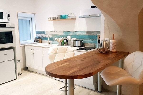 Traditioneel appartement | Privékeuken | Een minikoelkast, een microgolfoven, een oven, een kookplaat