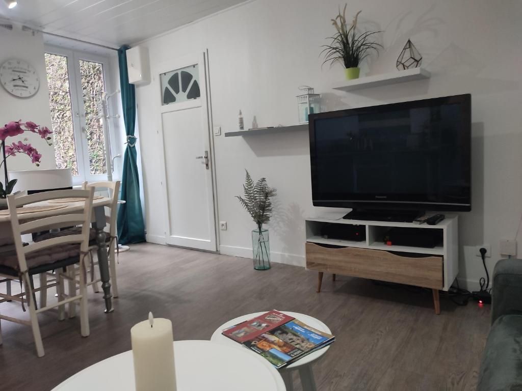 Apartemen Premier | Area keluarga | Televisi layar datar 80-cm dengan saluran TV kabel dan TV