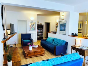 TV connectée, cheminée, livres
