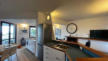 Réfrigérateur, micro-ondes, four, plaque de cuisson