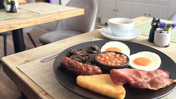 Free daily English breakfast