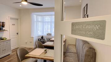 39-inch Smart TV with satellite channels, TV