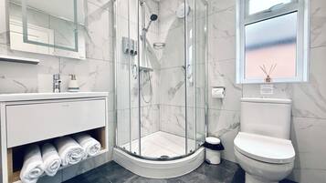 Standard Double or Twin Room | Bathroom | Shower, rainfall showerhead, free toiletries, hair dryer