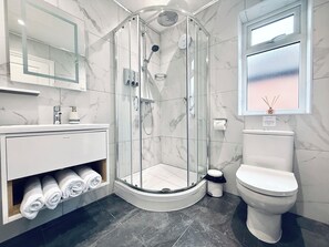 Standard Double or Twin Room | Bathroom | Shower, rainfall showerhead, free toiletries, hair dryer - United Home B&B (Manchester)