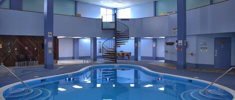 Innendørsbasseng og et oppvarmet basseng