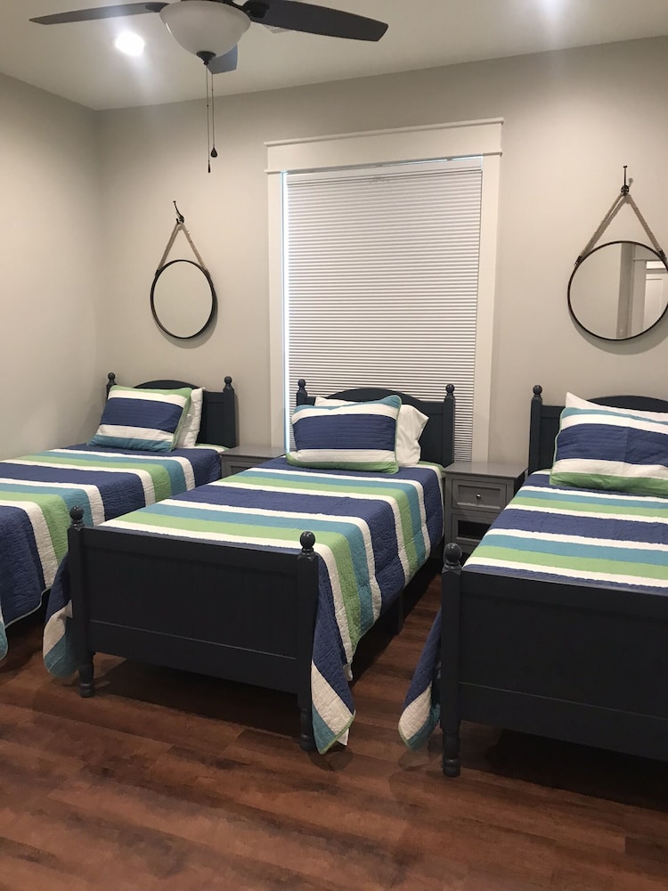 200 feet on the water with boat house!!! Hackberry Vrbo