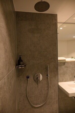 Shower, hair dryer, towels, shampoo - Insel Mühle (Munich)