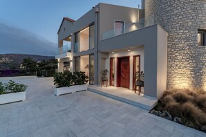 Mặt tiền nơi lưu trú