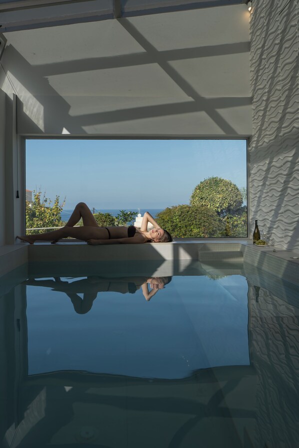 室内游泳池，室外游泳池，24 小时开放，池畔遮阳伞，日光浴躺椅