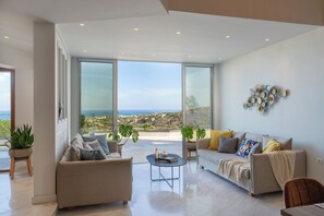 42-英寸智能电视 （配备卫星频道）、电视