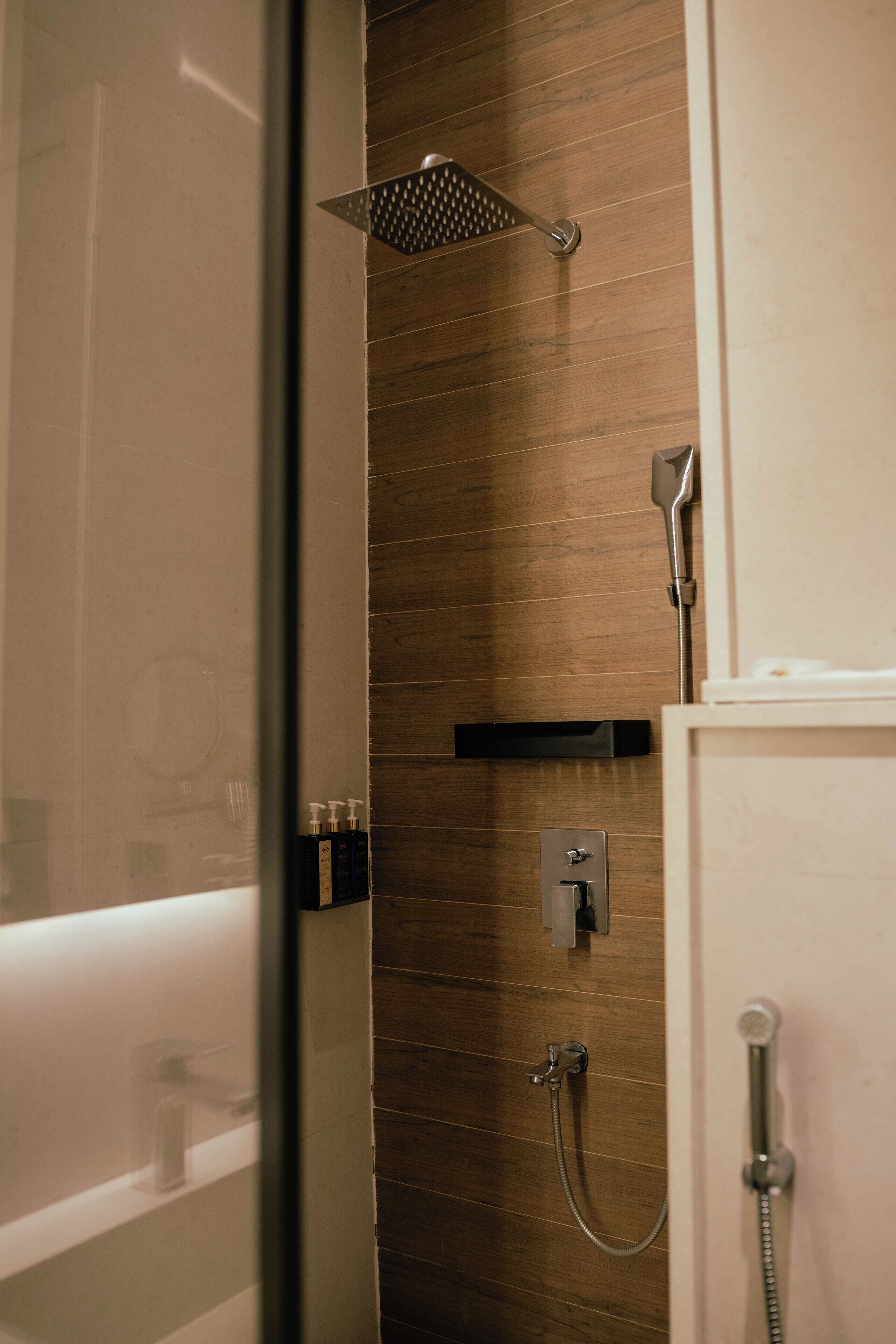 Chambre Exécutive | Salle de bain | Douche, articles de toilette gratuits, sèche-cheveux, chaussons