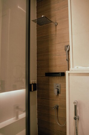 Executive Room | Bathroom | Shower, free toiletries, hair dryer, slippers - Ambiance Boutique Art Hotel Lahore (Lahore)