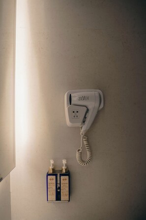 Executive Room | Bathroom | Shower, free toiletries, hair dryer, slippers - Ambiance Boutique Art Hotel Lahore (Lahore)