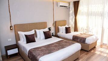 Deluxe Triple Room | Minibar, desk, soundproofing, free WiFi