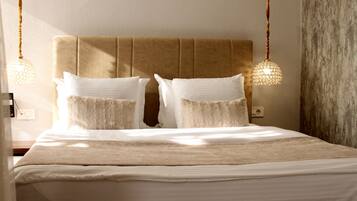 Deluxe Double Room | Bathroom | Free toiletries, hair dryer, bathrobes, slippers