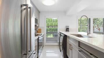 冰箱、微波炉、烤箱、炉灶