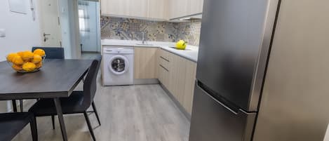 Appartamento Classic | Area soggiorno | TV a schermo piatto 28 pollici con canali via cavo, TV