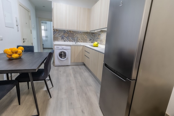Appartement Classique | Coin séjour | Télévision à écran plat de 28 pouces avec chaßnes par cùble, télévision