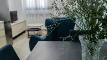 Grand-Penthouse | Wohnbereich | 28-Zoll-Flachbildfernseher mit Kabelempfang, Fernseher