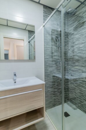 Apartemen Grand | Kamar mandi | Handuk dan tisu toilet