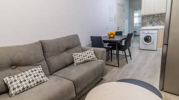Economy-Apartment | Wohnbereich | 28-Zoll-Flachbildfernseher mit Kabelempfang, Fernseher