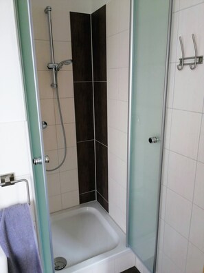 Basic-Ferienhütte, 2 Einzelbetten, Nichtraucher | Gemeinschaftsbad