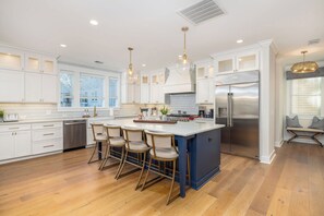 Fridge, dishwasher, coffee/tea maker, cookware/dishes/utensils - Stay @ Bikinis & Martinis (Isle Of Palms)