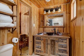 Shower, hair dryer, towels, soap - Mountain & River View | Families | Bunk Room | Pets OK (Red River)