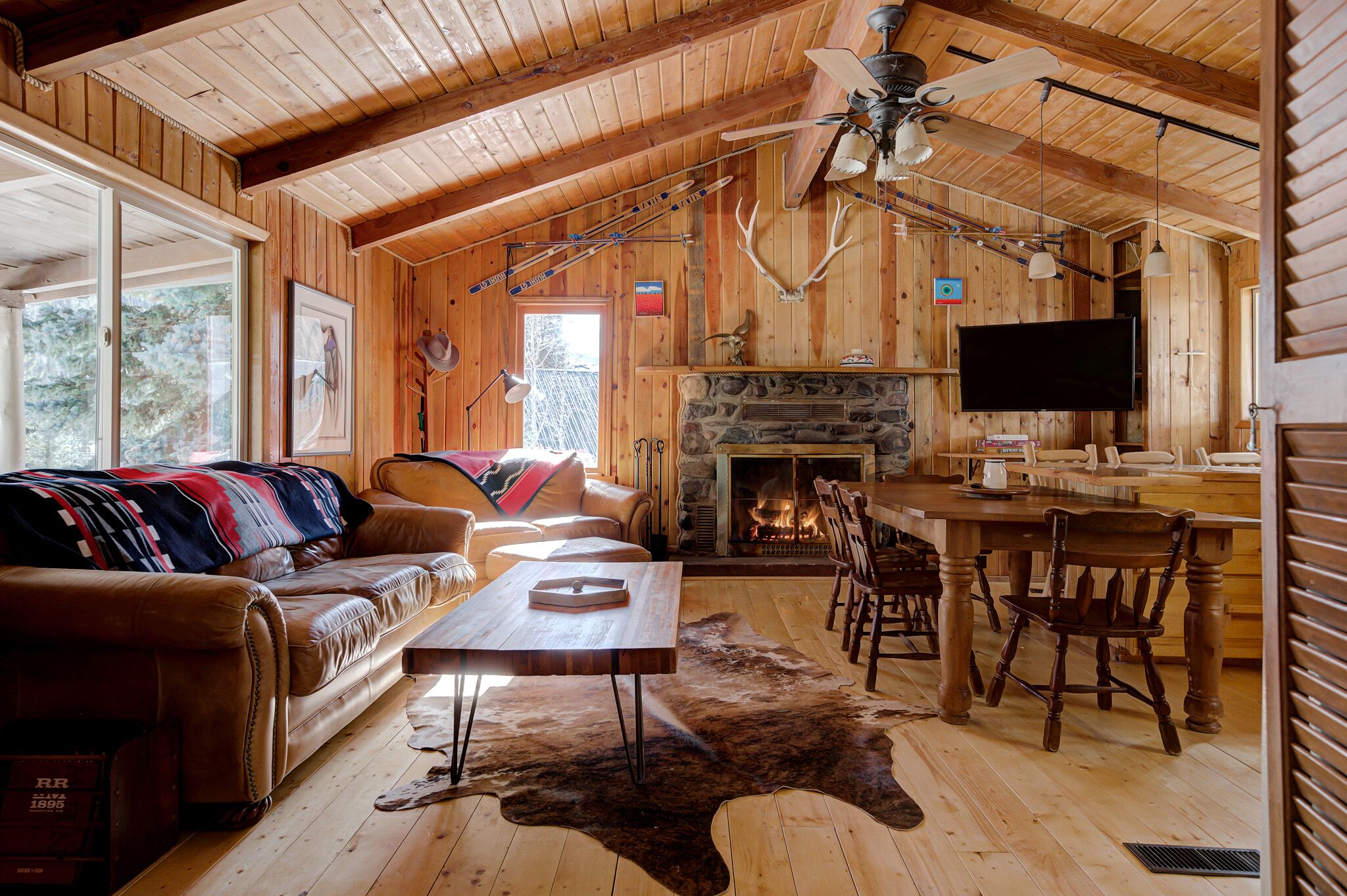 Smart TV, fireplace