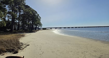 Hideaway Beach Cottage on waterfront with amazing views.
