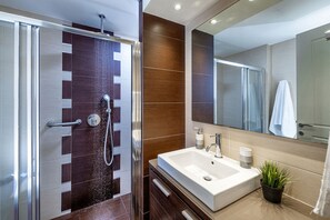 Shower, hair dryer, bidet, towels