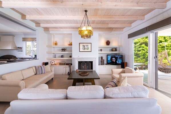 TV connectée, cheminée, livres