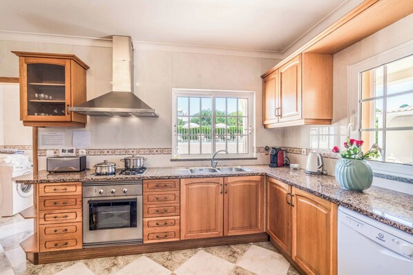 Refrigerador, microondas, horno y lavavajillas 