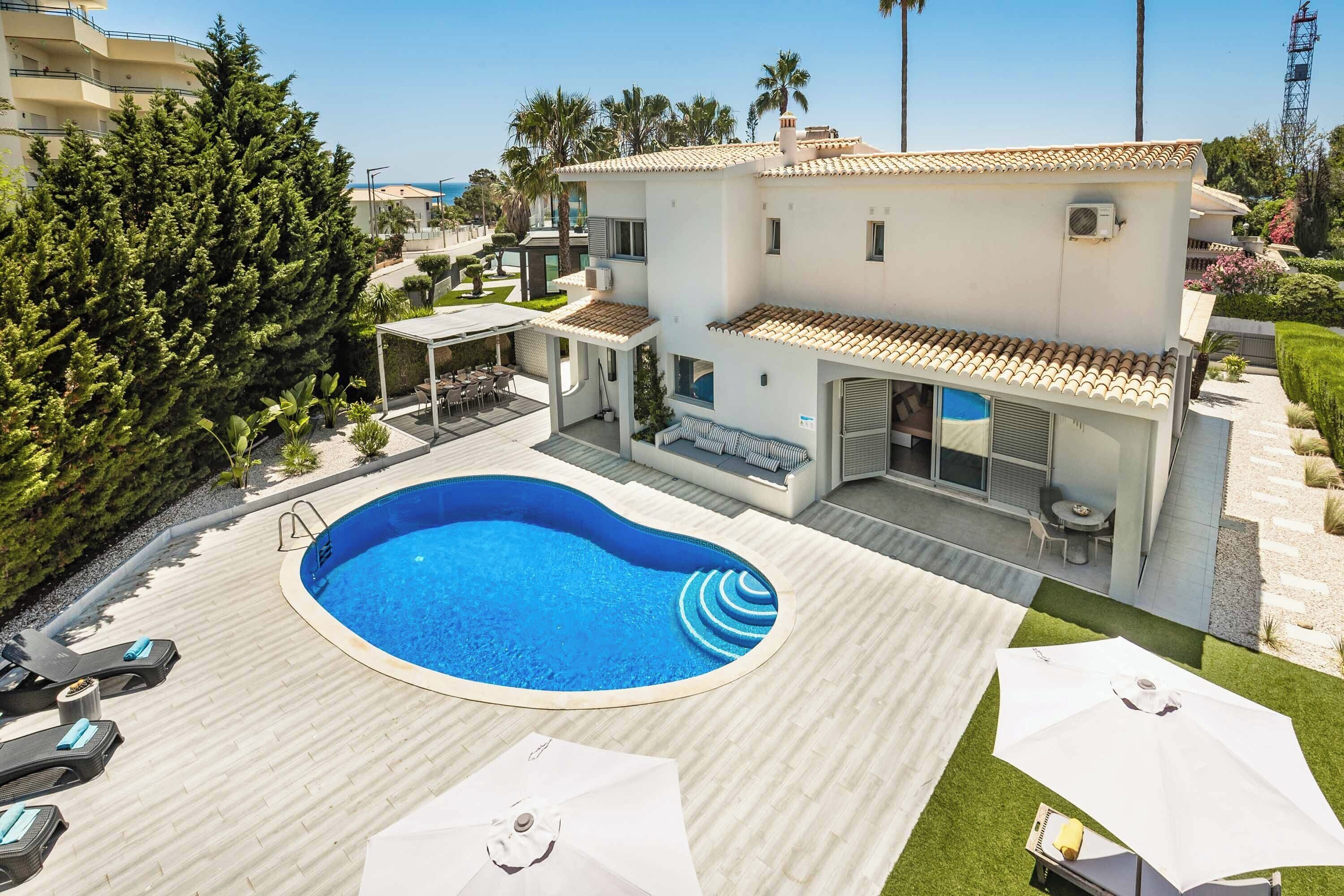 Innenpool, beheizter Pool, Liegestühle