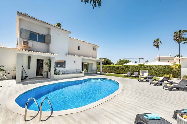 Piscine couverte, piscine chauffée, chaises longues