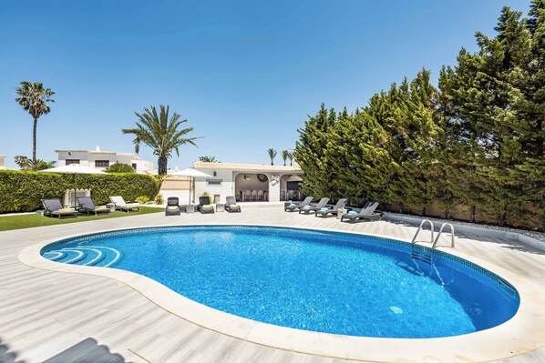 Piscina interna, piscina aquecida, espreguiçadeiras