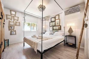 6 bedrooms, WiFi, bed sheets
