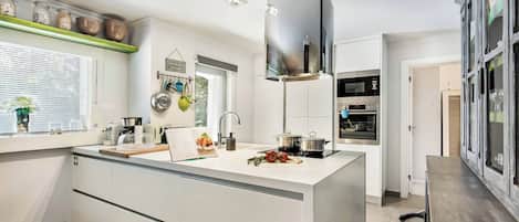 Kühlschrank, Mikrowelle, Ofen